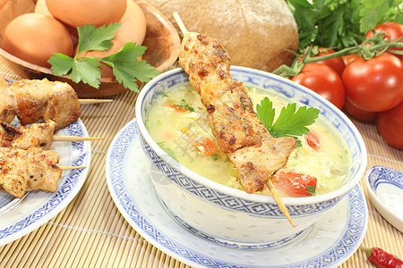 亚洲鸡汤加西红番茄套餐黄色香菜食物餐巾肉汤盘子绿色鸡肉韭菜图片