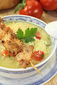 亚洲鸡汤加绿菜萝卜韭菜盘子黄色绿色香菜鸡肉食物肉汤汤面图片