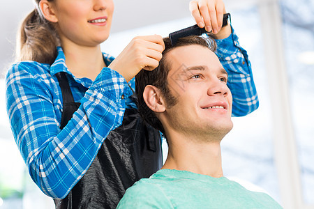理发师和客户发型成人男性发型师梳子理发店美发头发造型师顾客图片