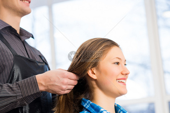 理发师和客户女孩沙龙女性顾客服务头发镜子发型师发型设计商业图片