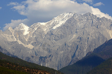 中国云南省里江玉龙雪山 李江远足旅行冰帽石头阳光游客荒野高度冰川晴天图片