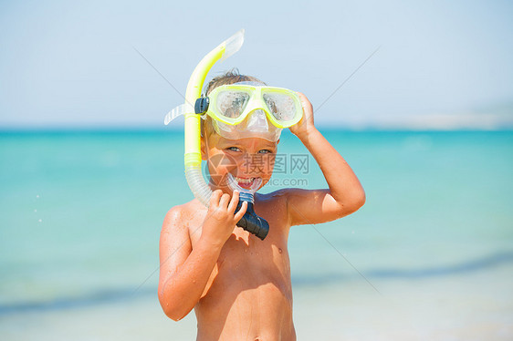 海滩上快乐的男孩风镜享受潜水太阳幸福微笑天空婴儿活动旅行图片