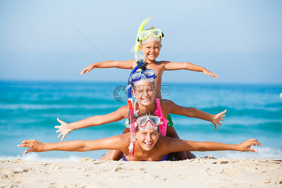 海滩上三个快乐的孩子男生热带天空活动享受海洋女孩微笑运动幸福图片