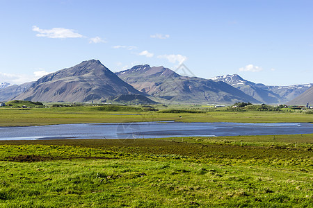 美丽的湖在山地背景之下 冰岛 夏天好场地村庄爬坡草原天气草地旅行火山晴天花朵图片