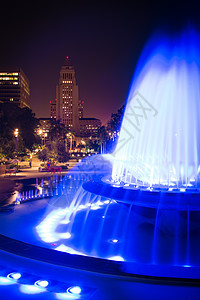 洛杉矶市政厅 从大公园里看到蓝色城市都市摄影目的地旅游优雅摩天大楼外观喷泉图片