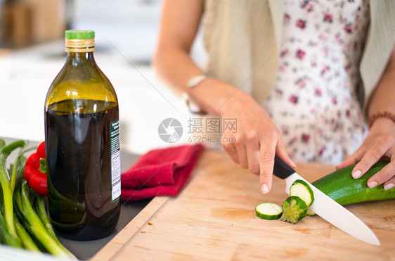 在厨房做饭的多族裔女孩烹饪成人食物福利木板生活方式家庭胡椒意识健康饮食图片