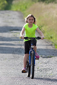 骑自行车的少女青少年乐趣享受运动喜悦草地幸福闲暇女性女孩图片