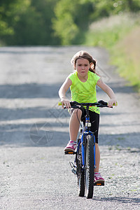 骑自行车的少女女孩女性闲暇快乐幸福青少年草地乐趣运动森林图片