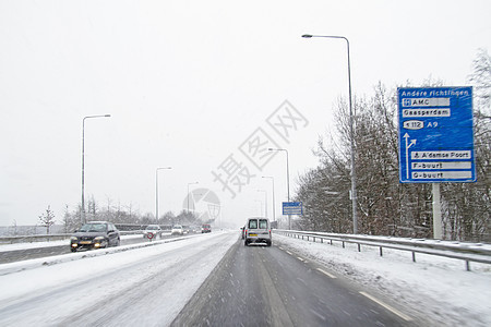 在荷兰阿姆斯特丹的暴风雪中驾驶街道交通运输车辆特丹图片