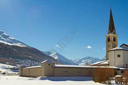 利维尼诺景观爬坡远足阴霾丘陵天气教会旅行山坡季节旅游图片