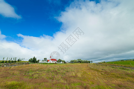 典型的农村冰地教堂历史草地阳光石头风景建筑场景地平线蓝色旅行图片