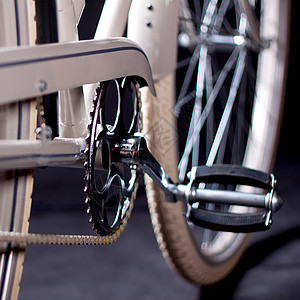 旧旧改装的回型自行车     细节圆形维修踏板齿轮金属机器红色框架运输机械图片