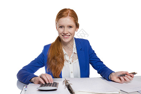 年轻女商务人士在计算和写纸上写的论文女士会计思维职业商务工人商业微笑职场计算器图片