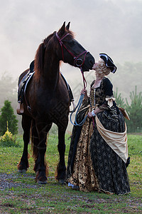 穿着皇家巴洛克礼服的妇女古董公主骑术哺乳动物良种女性舞步闲暇女孩女士图片