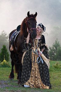 穿着皇家巴洛克礼服的妇女裙子风格女孩马术女士良种女性感情骑术舞步图片