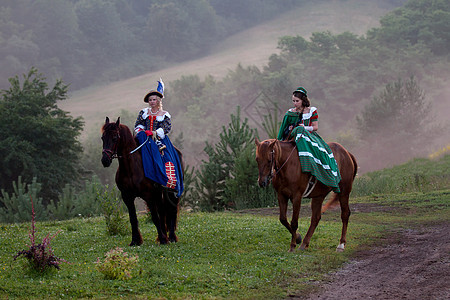 两个穿着皇家巴洛克礼服的女人骑着马舞步感情骑术裙子女性女士良种女孩动物伴侣图片