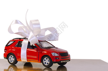 红色车 带白丝带玩具礼物宏观白色磁带桌子图片