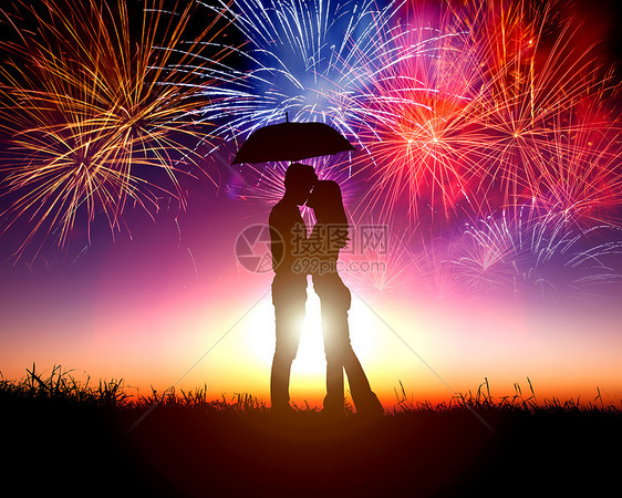 在雨伞下亲吻情侣 天空中放着烟花图片