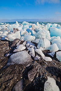 沙滩上的冰块海滩冻结融化海洋海岸海浪黑沙海岸线地平线支撑图片