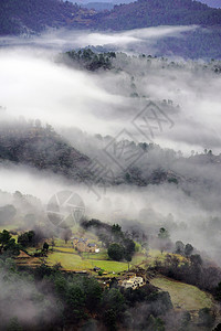 Cevennes山脉森林村庄全景旅行风景树木假期建筑岩石飞檐图片