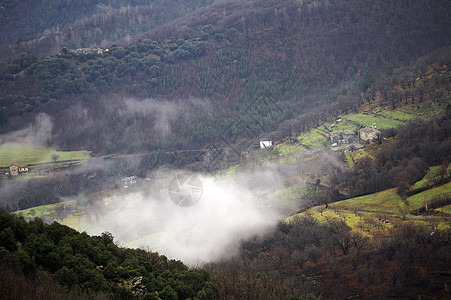 Cevennes山脉村庄风景全景森林天空建筑岩石树木国家飞檐图片