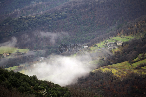 Cevennes山脉村庄风景全景森林天空建筑岩石树木国家飞檐图片