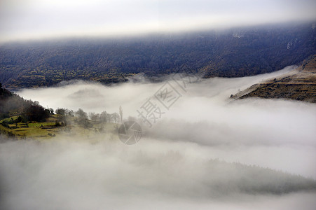 雾山Cevennes山脉飞檐森林环境岩石树木天空旅行公园全景风景背景