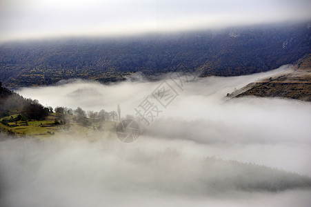 Cevennes山脉飞檐森林环境岩石树木天空旅行公园全景风景图片