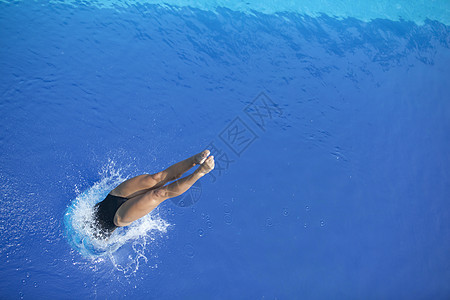 高潜水员水池海岸太阳行动运动自由女性飞跃木板游泳图片