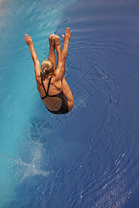 跳板跳女性太阳假期海岸乐趣海滩游泳活动游泳者水池图片