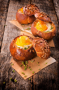 烤鸡蛋面包摄影脆皮早餐包子食物种子美食餐厅桌子图片