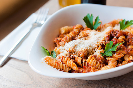 面食 Bolognese美食蔬菜食物草药牛肉香肠午餐盘子摄影叶子图片