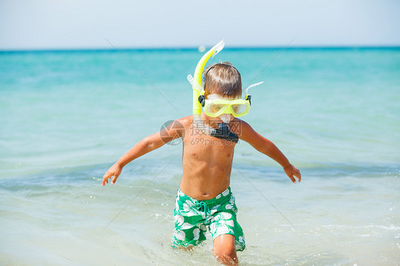 海滩上快乐的男孩幸福闲暇男性活动热带面具潜水旅行浮潜风镜图片