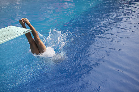 高潜水员游泳者太阳幸福运动员女士游泳海岸游泳池蓝色竞赛图片
