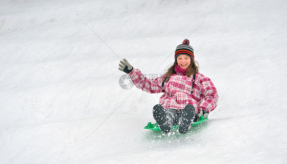 女孩滑着雪橇图片