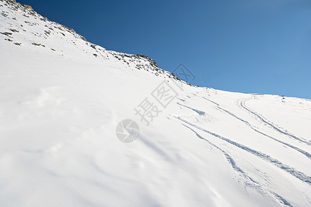 享受粉雪荒野滑雪冰川极限运动全景勘探山峰冒险愿望图片