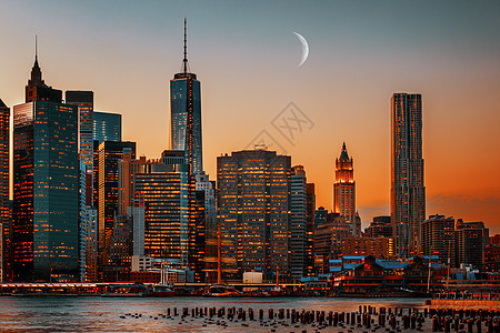 月亮在曼哈顿上空摩天大楼地标城市天空办公室黄色建筑场景市中心蓝色图片