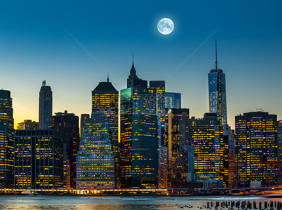 月亮在曼哈顿上空市中心天空旅行反射全景建筑学摩天大楼办公室建筑城市图片