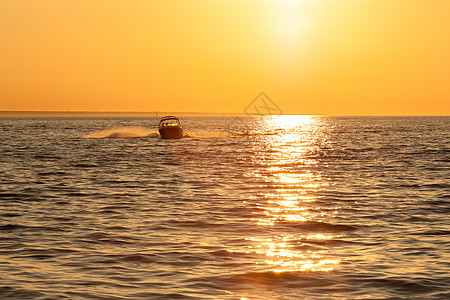 夏季海上日落风车海岸太阳摩托艇海浪海滩反射涡轮机风力支撑背景图片