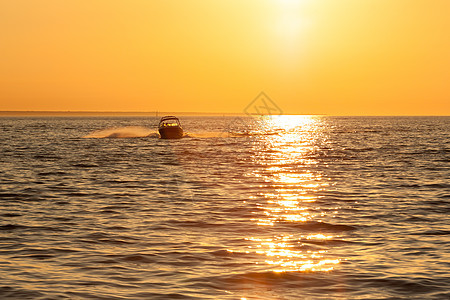夏季海上日落风车海岸太阳摩托艇海浪海滩反射涡轮机风力支撑图片