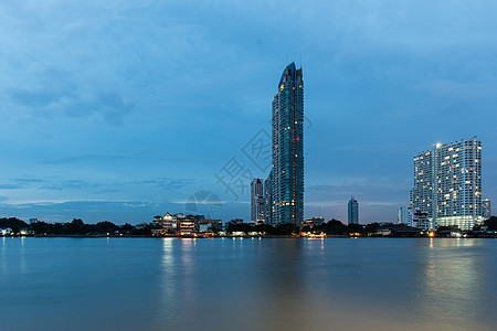 曼谷市风景 在黄昏时拍摄办公室首都城市金融商业天际历史性建筑物景观图片