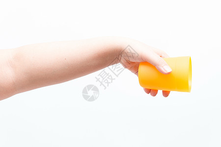 亚裔妇女拿着一个小塑料杯女孩杯子手势手指积分女士白色塑料工作室图片