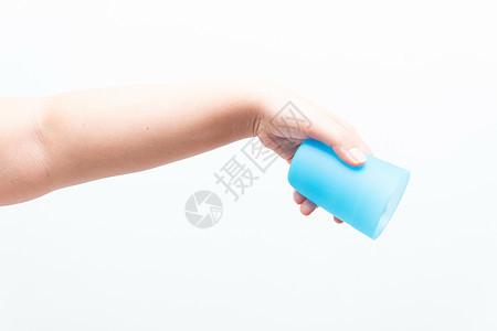 亚裔妇女拿着一个小塑料杯手势工作室杯子白色女士女孩塑料手指积分图片