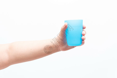 亚裔妇女拿着一个小塑料杯女士杯子女孩工作室白色手指塑料积分手势图片