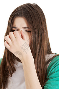 年轻漂亮的女人 有鼻梁压力 触摸她的鼻子症状女士流感卫生疾病皮肤女孩保健女性喷嚏图片
