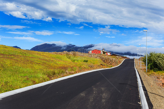 在冰原的公路上划分天气全景地平线风景蓝色峡湾天空沥青旅行图片