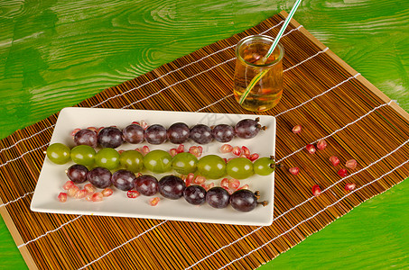 给孩子们的葡萄甜点盘子水果红色食物乐趣服务创造力美食石榴童年图片