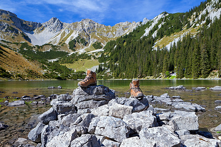 在阿尔卑斯湖的岩石上徒步步行鞋图片