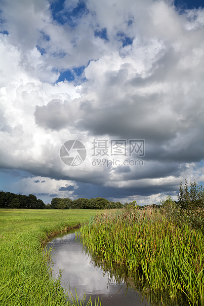 暴风雨在河上飘云图片