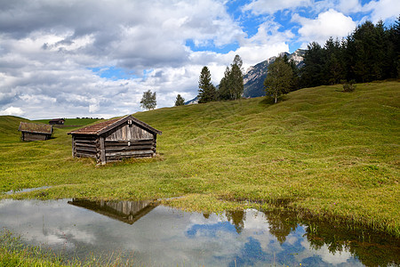 阿尔卑斯山湖边的旧木屋图片